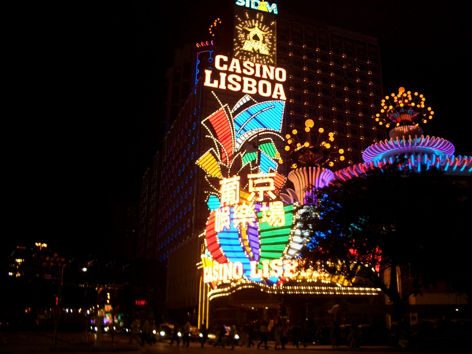 Macau-Casino-Lisboa-at-night-0828.jpg